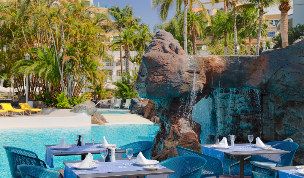 Tavoli all'aperto in un ristorante presso una piscina a Tenerife.