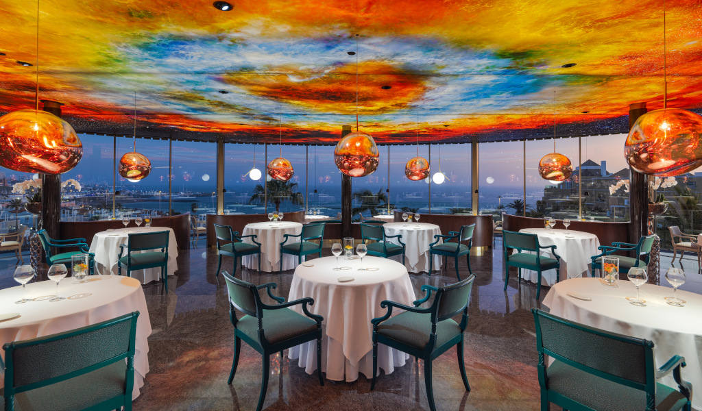 Ristorante elegante con lampade arancioni, vista sul mare a Tenerife.