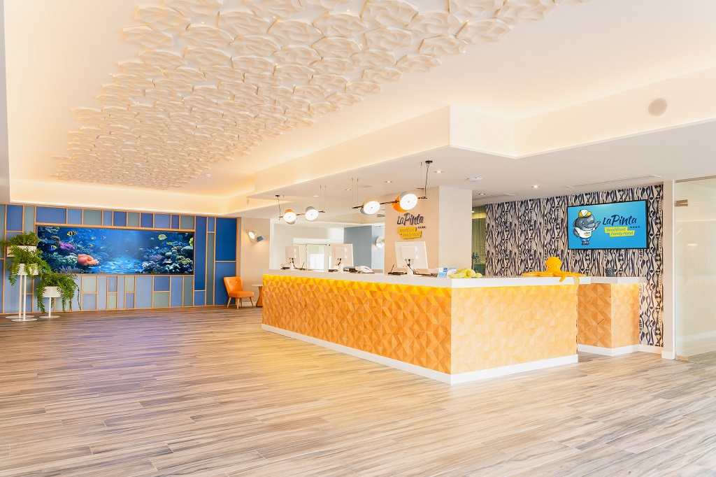 Reception dell'hotel La Pinta in Tenerife con grande acquario e decorazioni moderne.