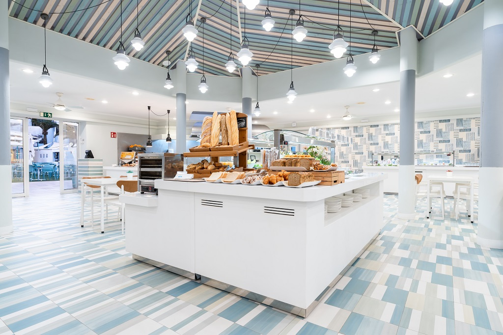 Panetteria moderna con pane esposto a Playa de las Américas, Tenerife.