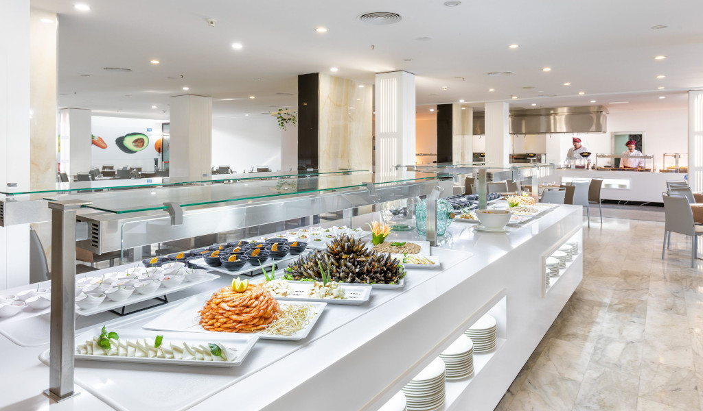 Buffet di pesce e piatti vari in un ristorante a Tenerife.