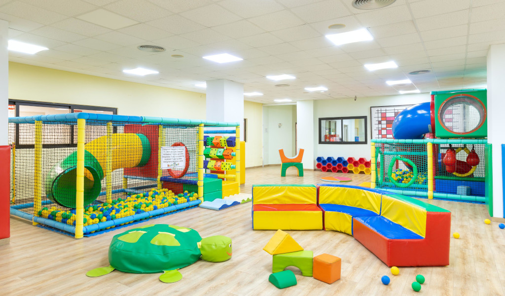 Area giochi per bambini con scivoli, palline e blocchi colorati a Tenerife.