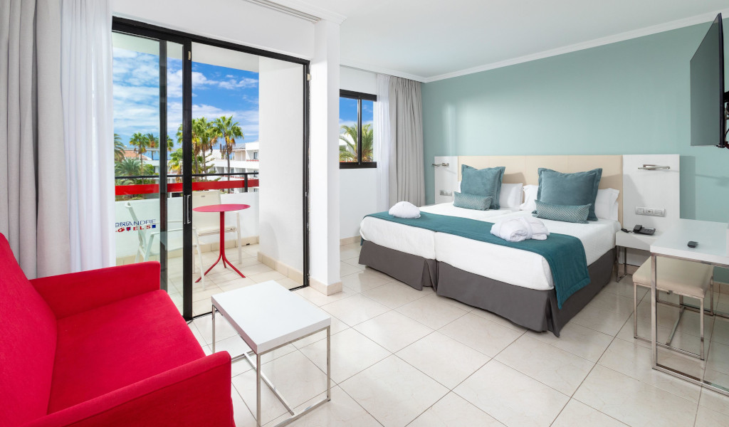 Camera d'albergo luminosa con letto doppio e balcone a Tenerife.