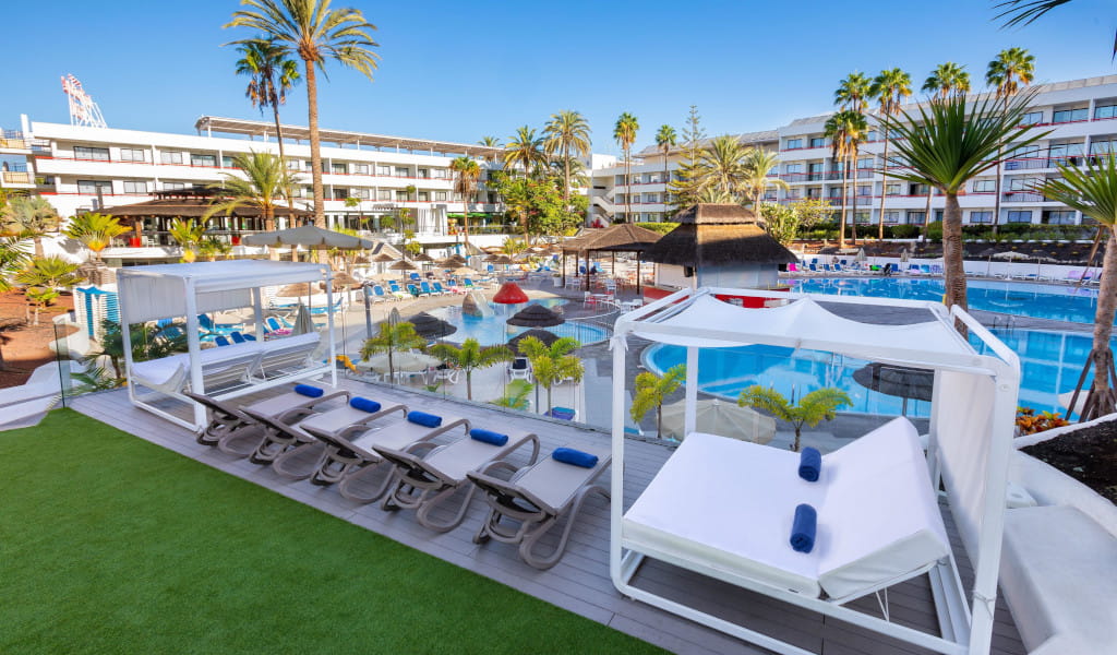 Lettini e cabanas vicino alla piscina di un hotel a Tenerife.