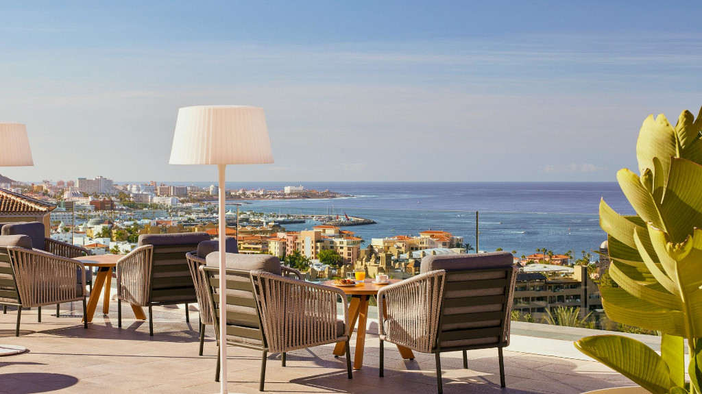 Terrazza con sedie e vista oceano a Playa de las Américas, Tenerife.