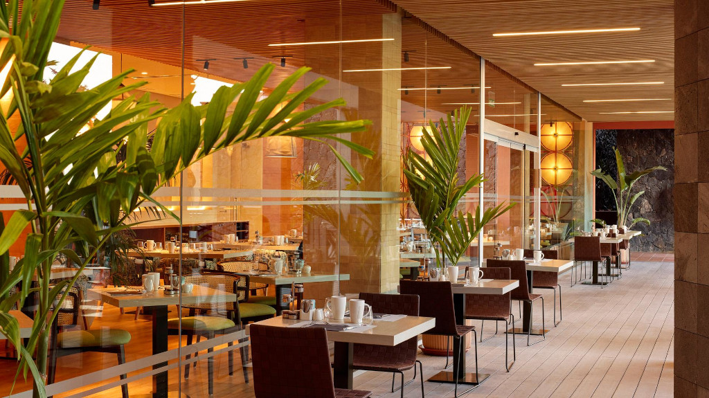 Ristorante elegante con tavoli apparecchiati a Tenerife.