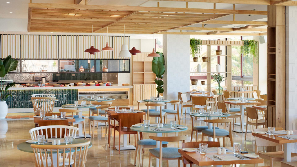 Ristorante moderno con tavoli e sedie in legno a Santa Cruz de Tenerife.