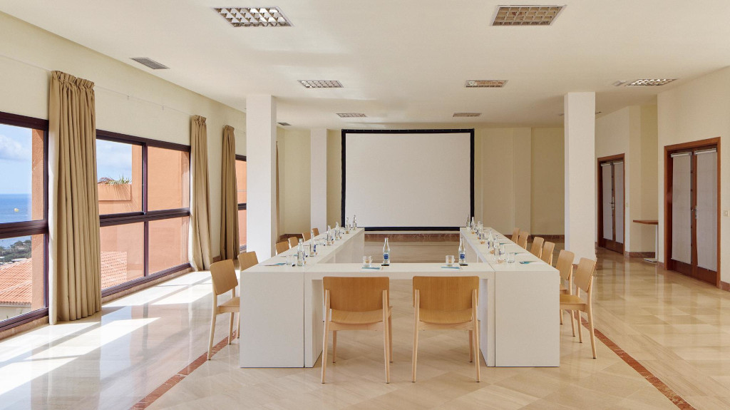 Sala conferenze a Tenerife con tavoli disposti in U e vista mare.