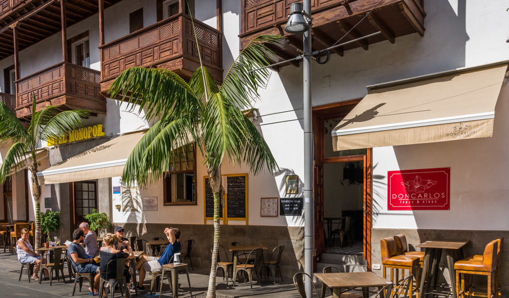 Persone sedute al caffè Don Carlos a Puerto de la Cruz, Tenerife.