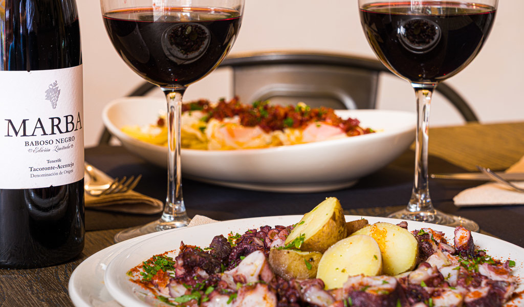 Polpo con patate e vino Marba Baboso Negro di Tacoronte, Tenerife.