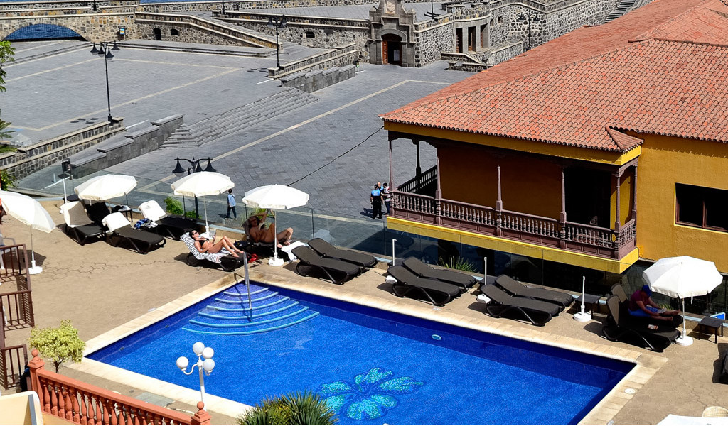 Piscina con ombrelloni e sedie a sdraio vicino a Plaza de España a Tenerife.