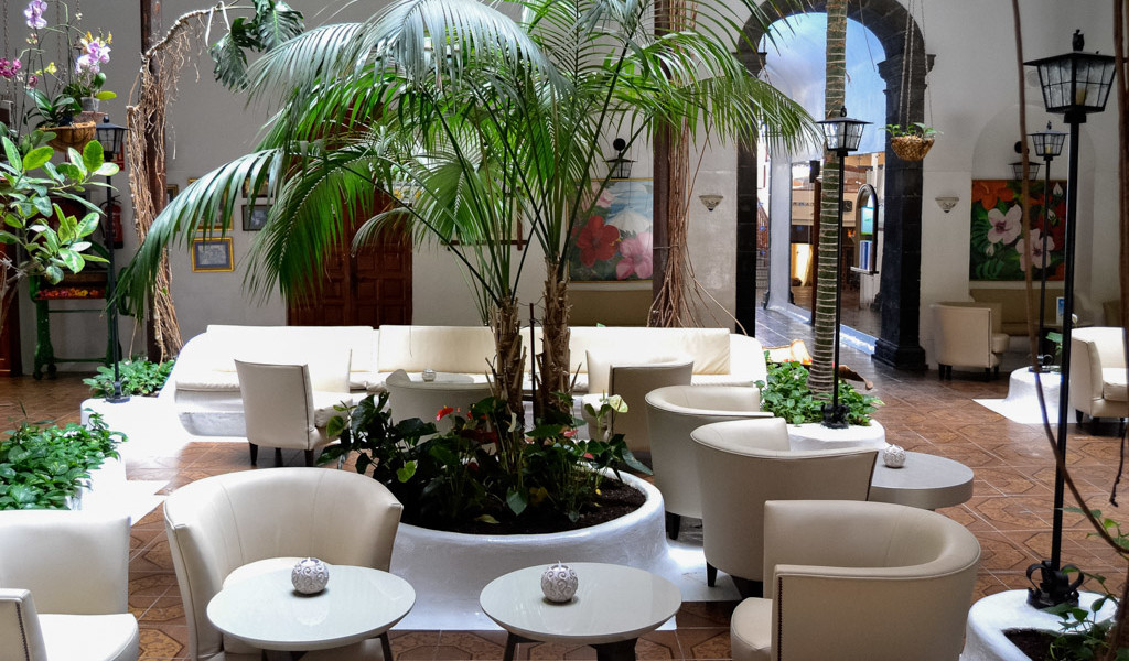 Sala d'attesa con piante e poltrone a Puerto de la Cruz, Tenerife.