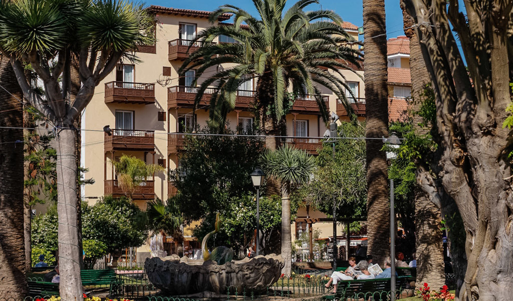 Edificio con balconi e giardino tropicale a Puerto de la Cruz, Tenerife.