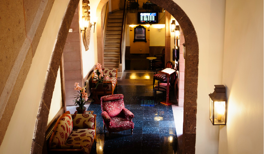 Interno di un hotel a Tenerife con poltrone e scala.