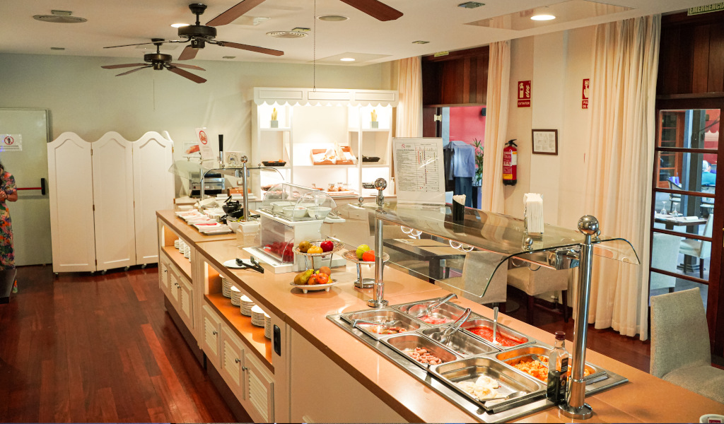Buffet di piatti caldi e freddi in un ristorante a Tenerife.