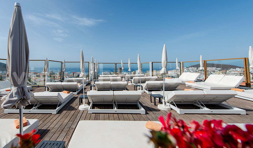 Lettini e ombrelloni su terrazza vista mare a Santa Cruz de Tenerife.