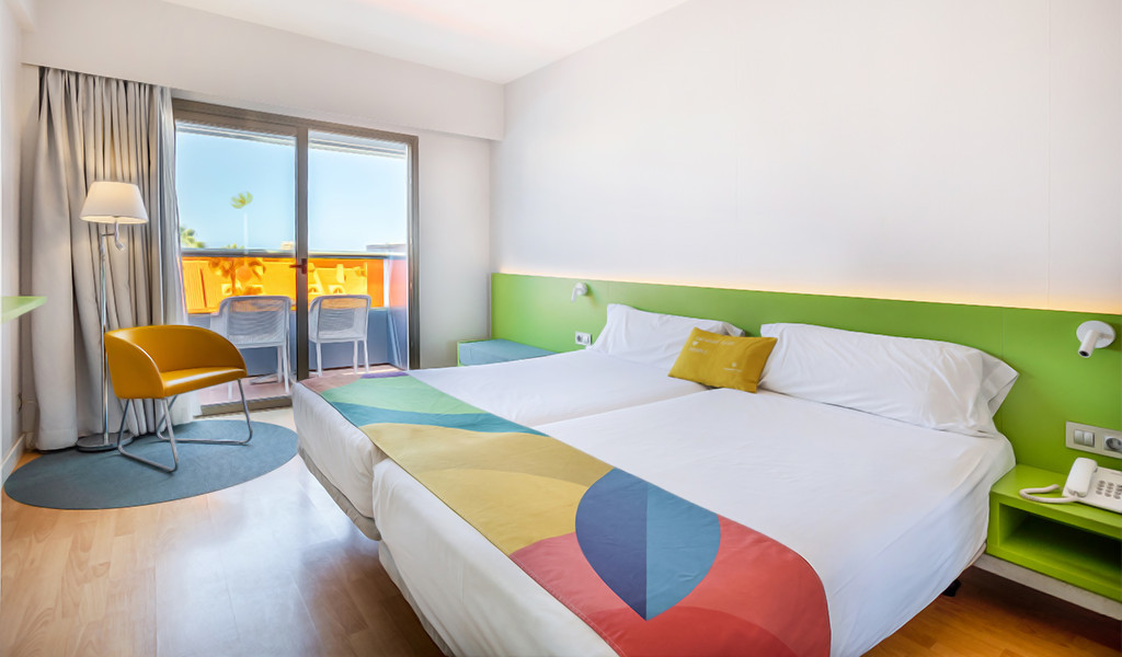 Camera d'albergo moderna con due letti singoli e vista su Playa de las Américas.