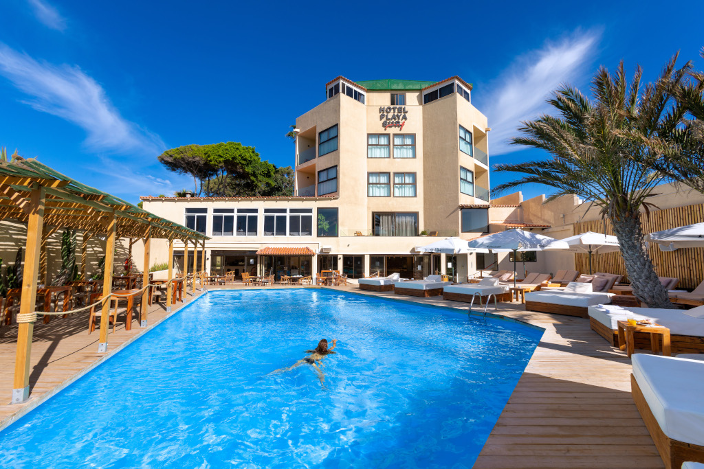 Piscina dell'hotel Villa Casino a Tenerife con palme e lettini.