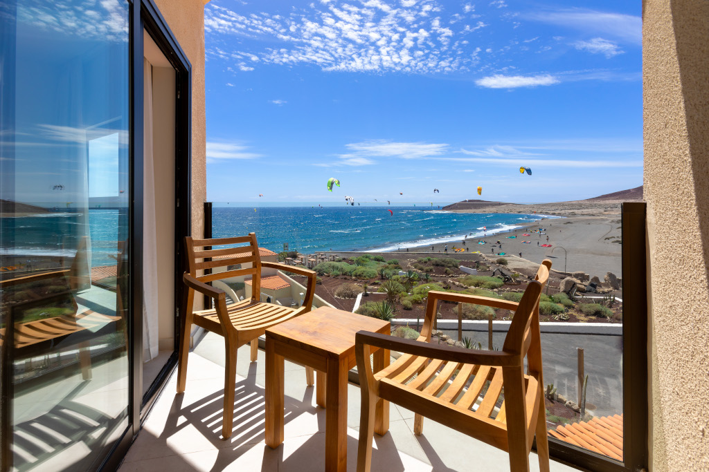 Balcone con sedie in legno e vista sulla spiaggia di El Médano, Tenerife.