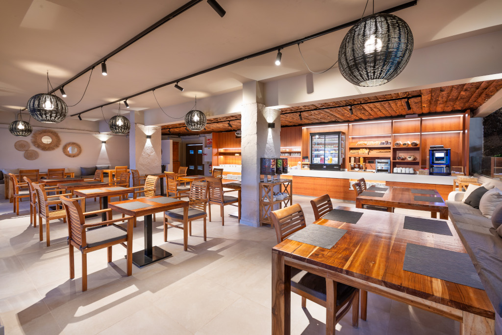 Ristorante elegante a Tenerife con tavoli in legno e illuminazione moderna.