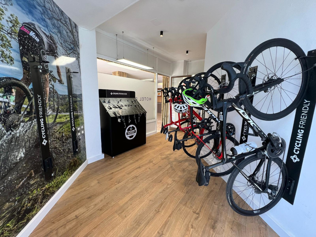 Parete con biciclette appese e attrezzatura a un hotel a Tenerife.