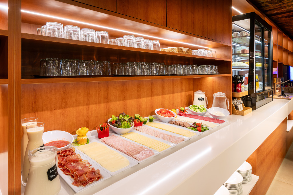 Buffet colazione con salumi e formaggi, Las Américas, Tenerife.
