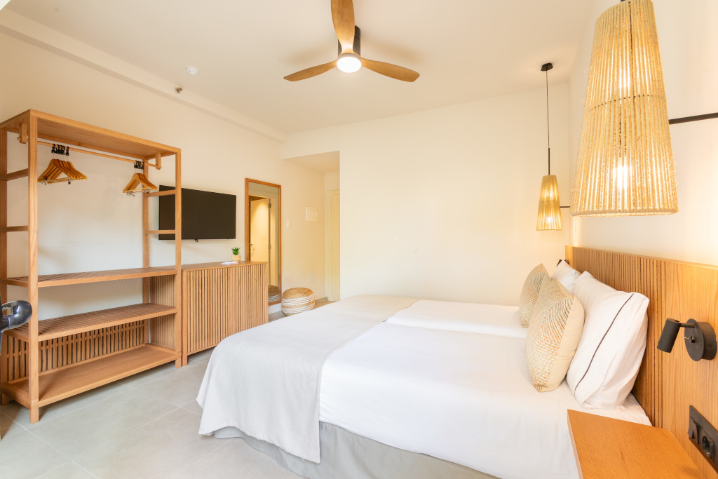 Camera da letto con mobili in legno e lampade pendenti a Tenerife.