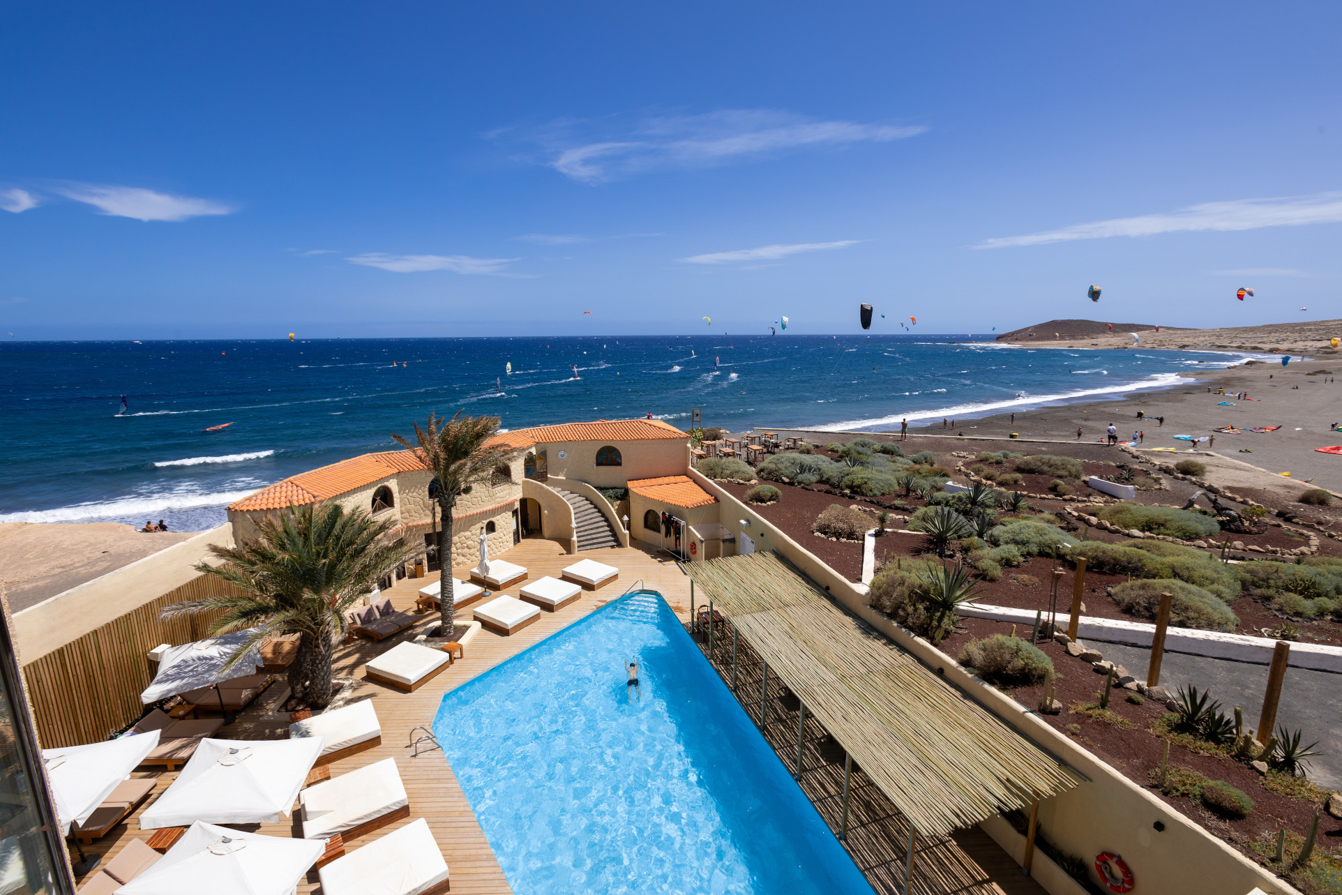 Piscina e vista spiaggia con vele a El Médano, Tenerife.
