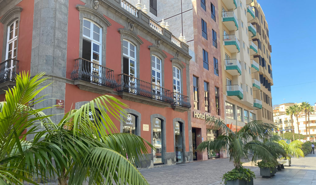 Edificio storico e hotel a Santa Cruz de Tenerife con palme e balconi.