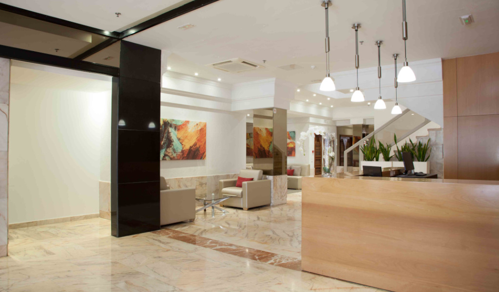 Reception dell'hotel a Tenerife con divani e lampade moderne.