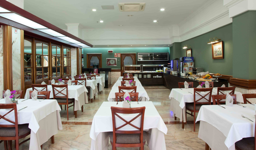 Ristorante elegante con tavoli apparecchiati a Tenerife.