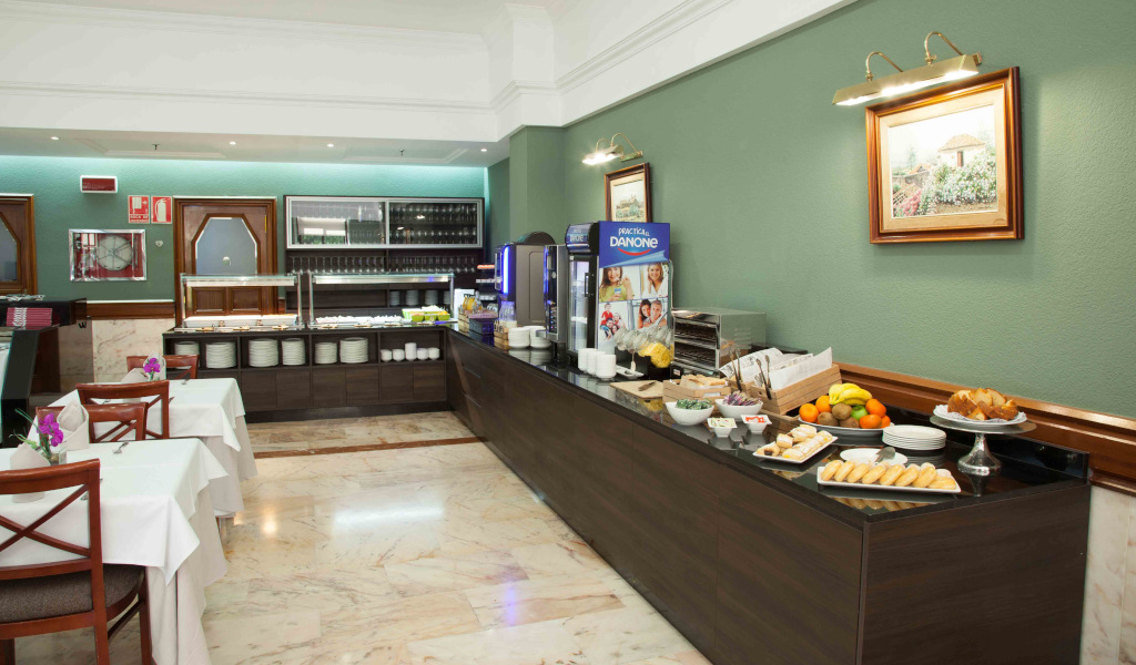 Buffet di colazione in un hotel a Tenerife con piatti e frutta su un tavolo.
