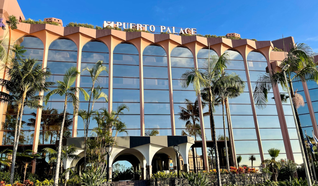 Facciata dell'hotel Puerto Palace con palme a Tenerife.