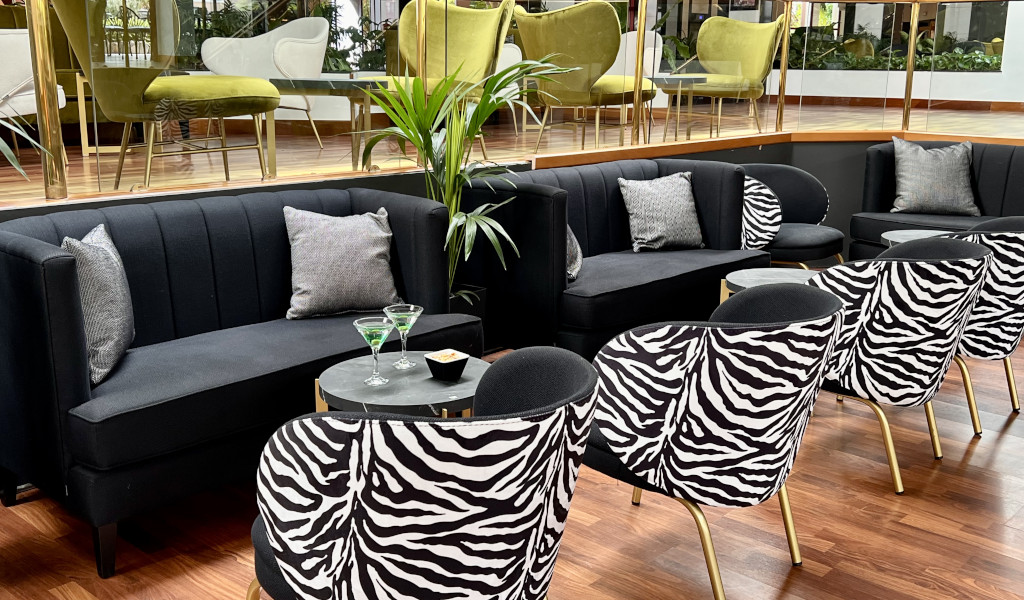 Sofas e sedie zebrati in un lounge moderno a Tenerife.