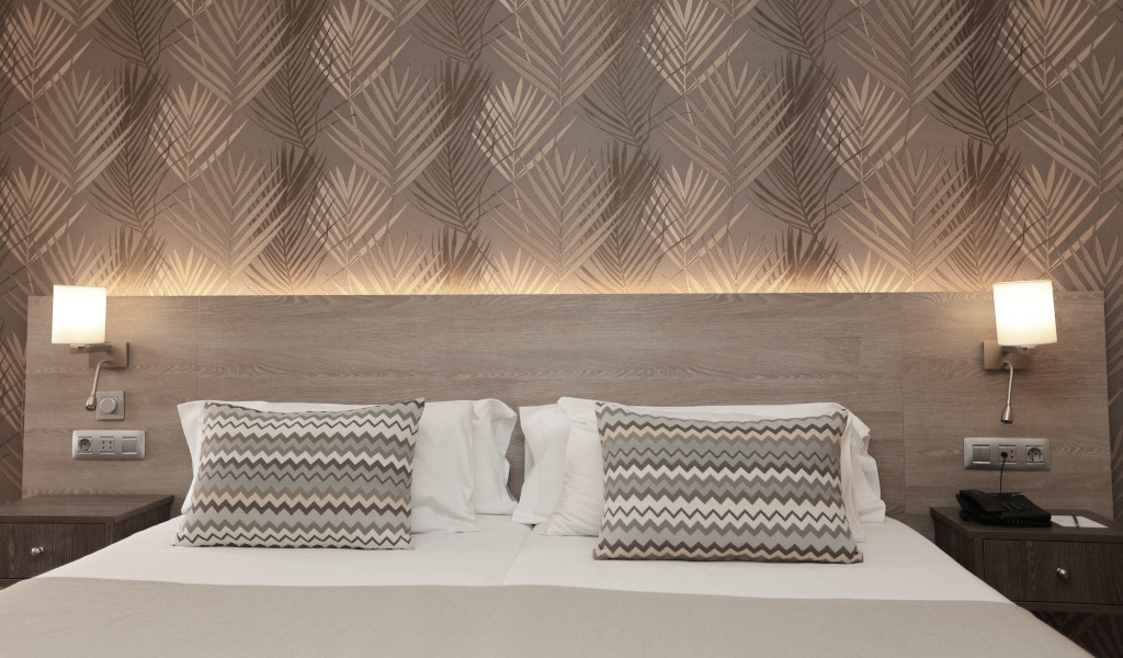 Letto matrimoniale con cuscini decorativi in una stanza a Tenerife.