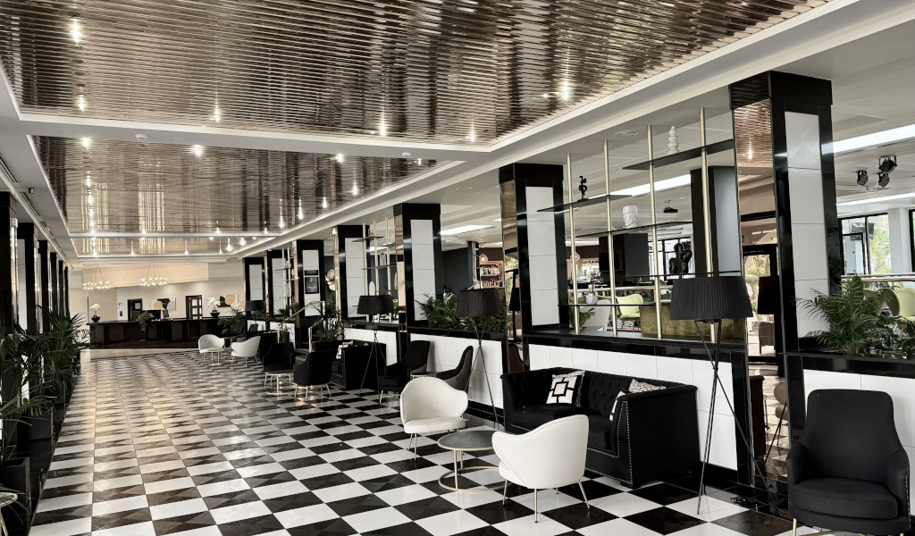 Hall dall'aspetto moderno con pavimento a scacchi in hotel a Tenerife.