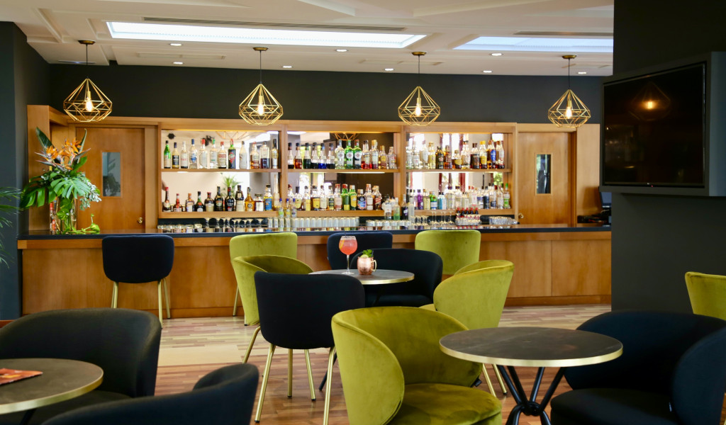 Bar con diverse bottiglie e area salotto a Tenerife.