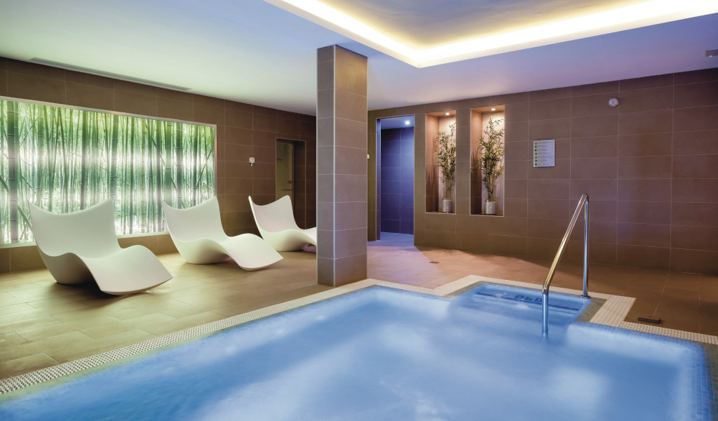 Sedie a sdraio e piscina in spa a Tenerife.