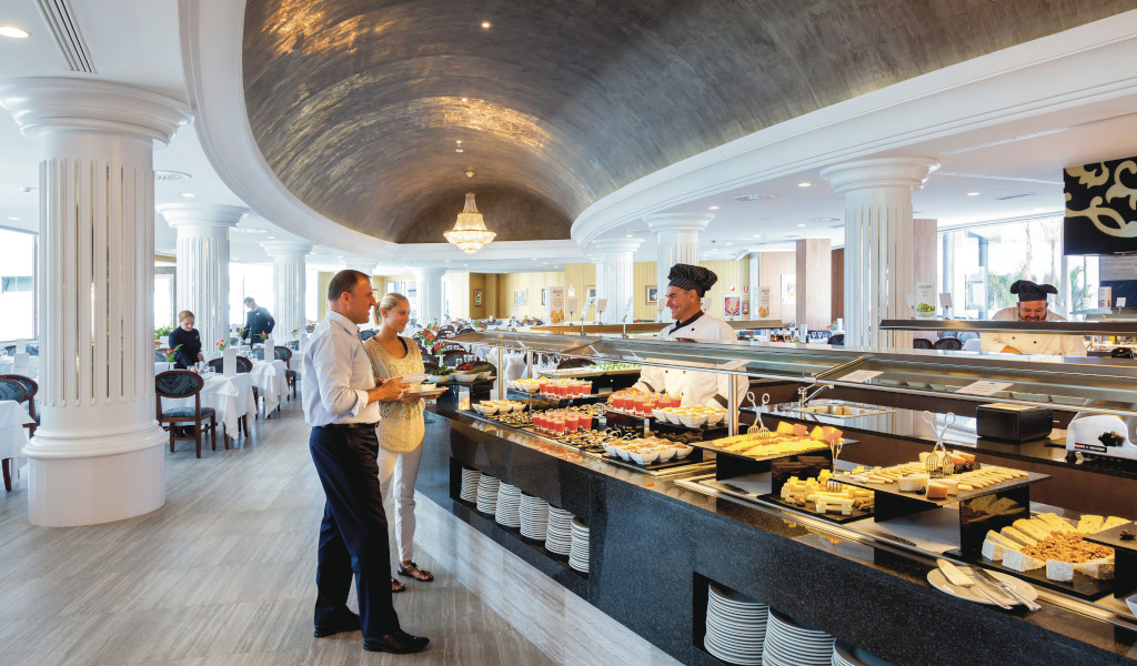Persone che scelgono cibo da un buffet in un ristorante a Tenerife.
