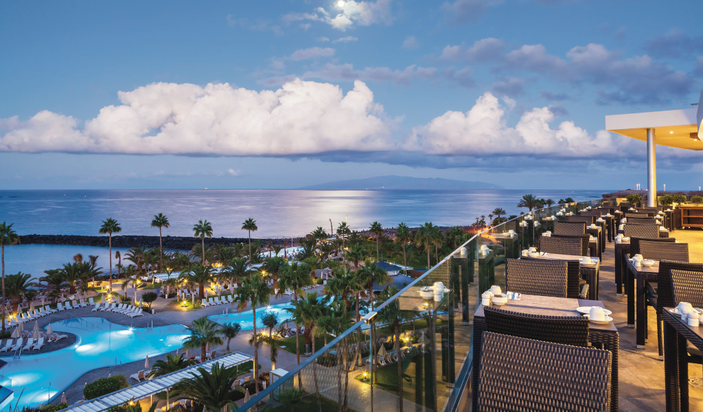 Vista sul mare e piscina da una terrazza a Tenerife.