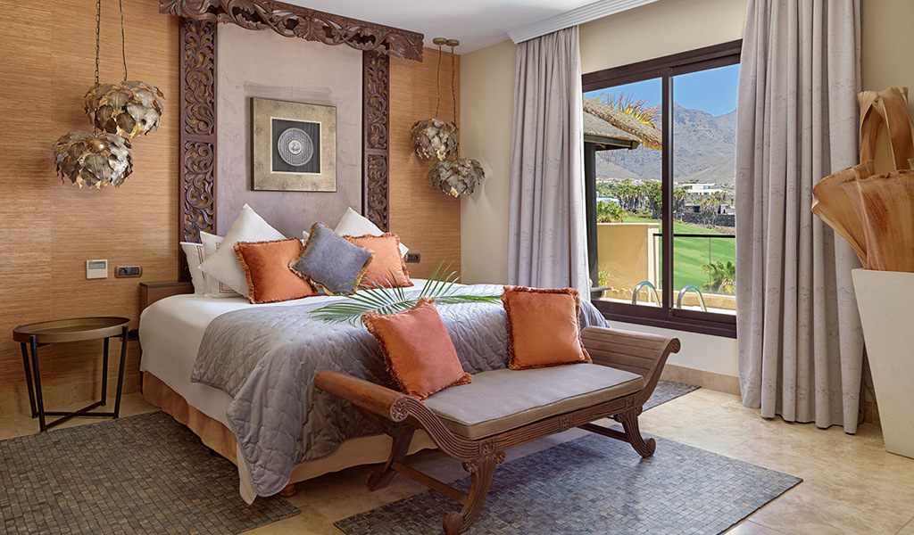 Camera da letto con decorazioni in Tenerife e vista sulle montagne.