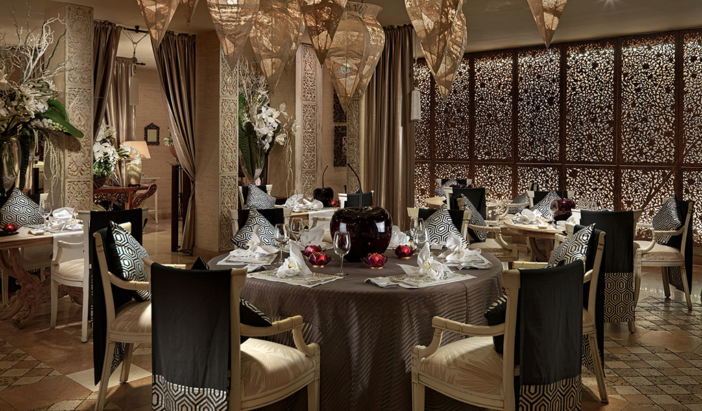 Ristorante elegante a Tenerife con tavoli apparecchiati e decorazioni sofisticate.