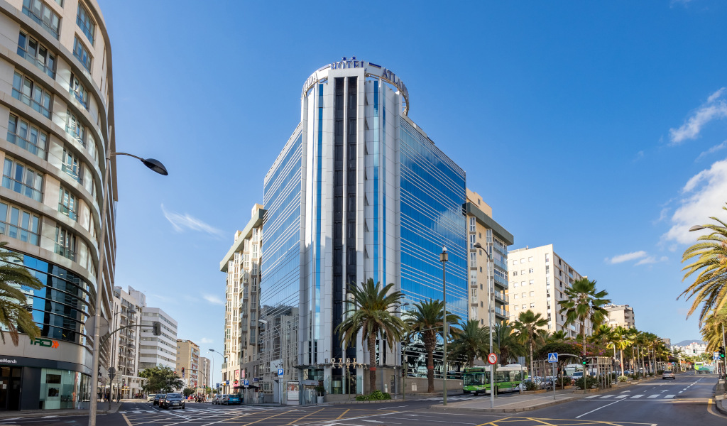Edificio moderno e palme a Santa Cruz de Tenerife.