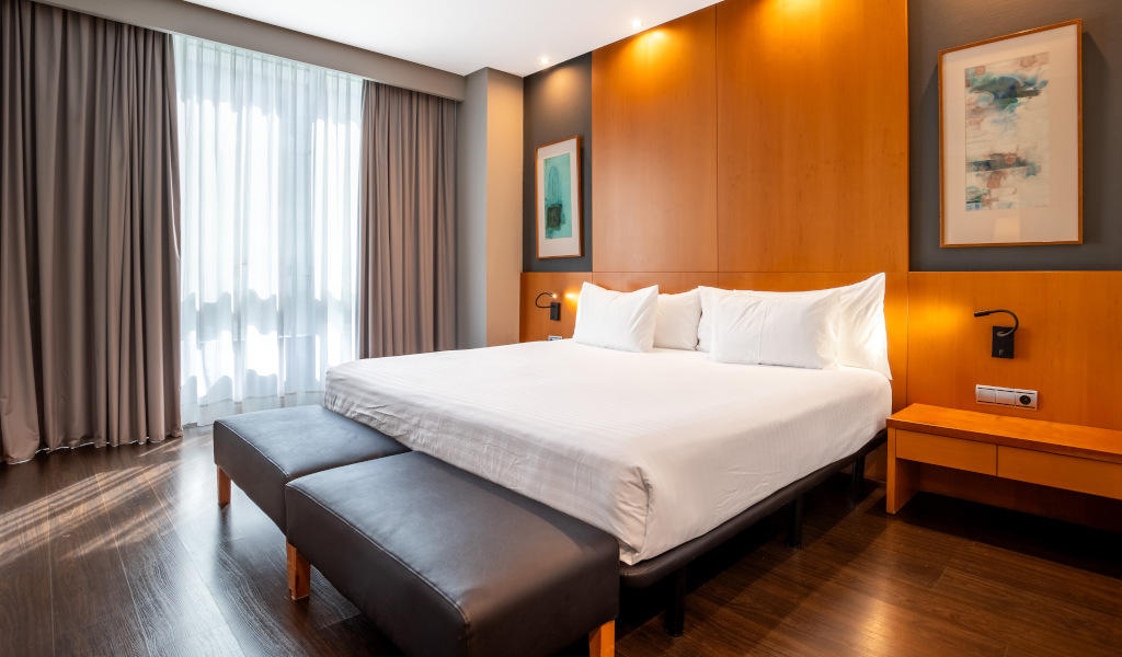 Camera da letto con letto matrimoniale, tende chiuse e decorazioni a Tenerife.