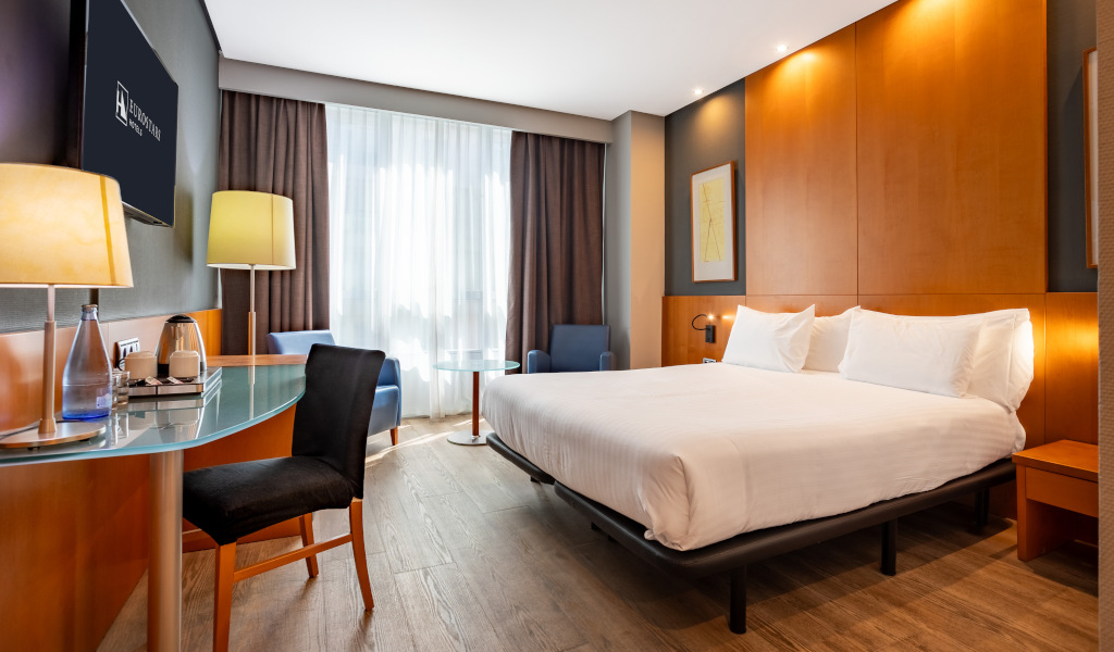 Camera d'albergo moderna a Tenerife con letto matrimoniale e scrivania.