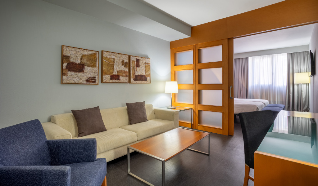 Soggiorno moderno con divano, poltrona, tavolo e opere d'arte, Tenerife.