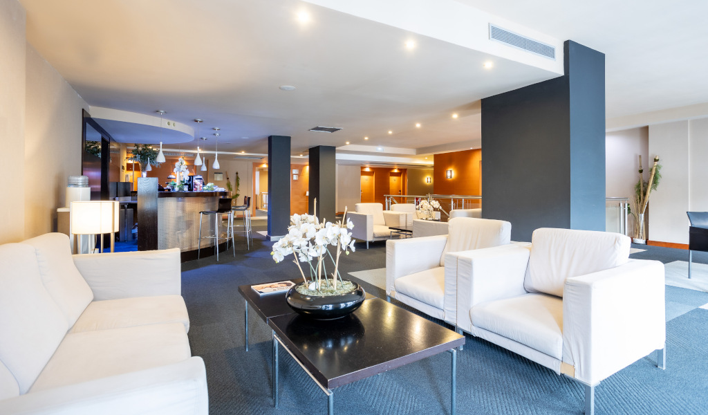 Salotto moderno con divani bianchi e banco bar, Tenerife.