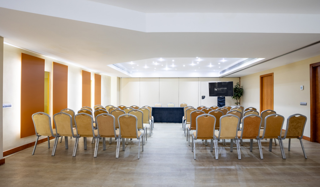 Sala conferenze con sedie e tavolo a Costa Adeje, Tenerife.