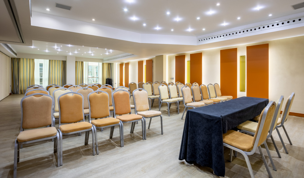 Sala conferenze con sedie disposte a ferro di cavallo a Tenerife.