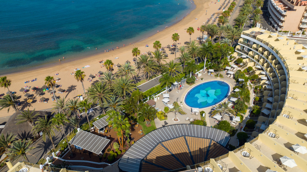 Playa de Las Teresitas con piscina e hotel a Santa Cruz de Tenerife.